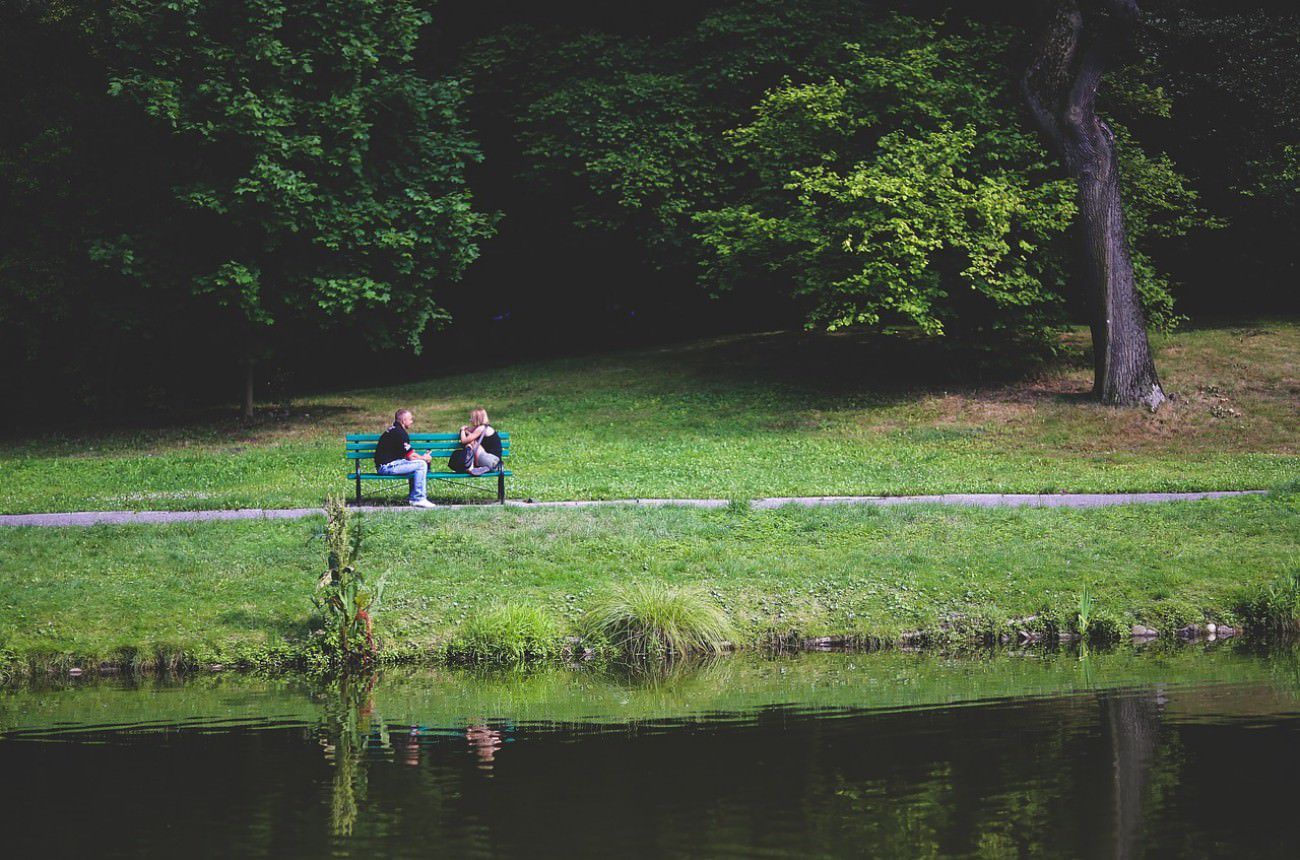 Couple speaking Spanish in park